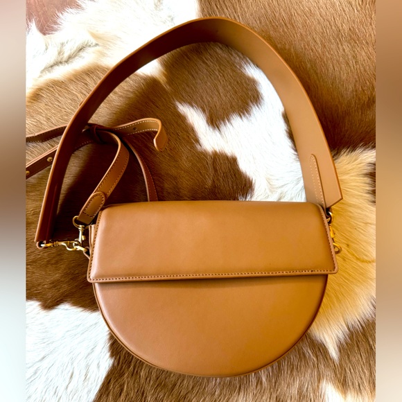 tde. Handbags - NWOT The Daily Edited Crescent Day Bag.